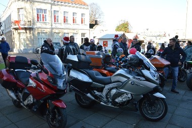 Dobri momci iz Moto kluba „Stado“ obradovali mališane u Gradišci